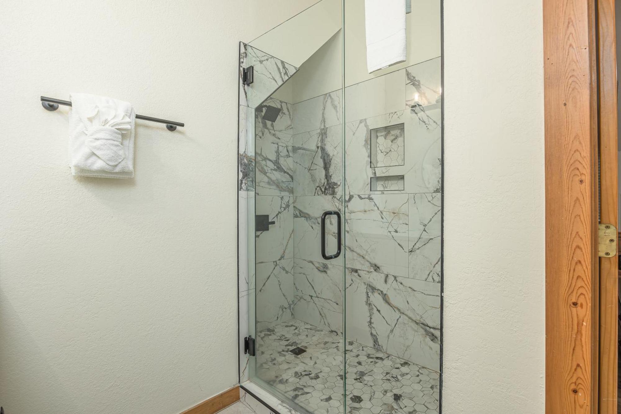 Five Bears Mountain View Lodge Сивиървил Екстериор снимка
